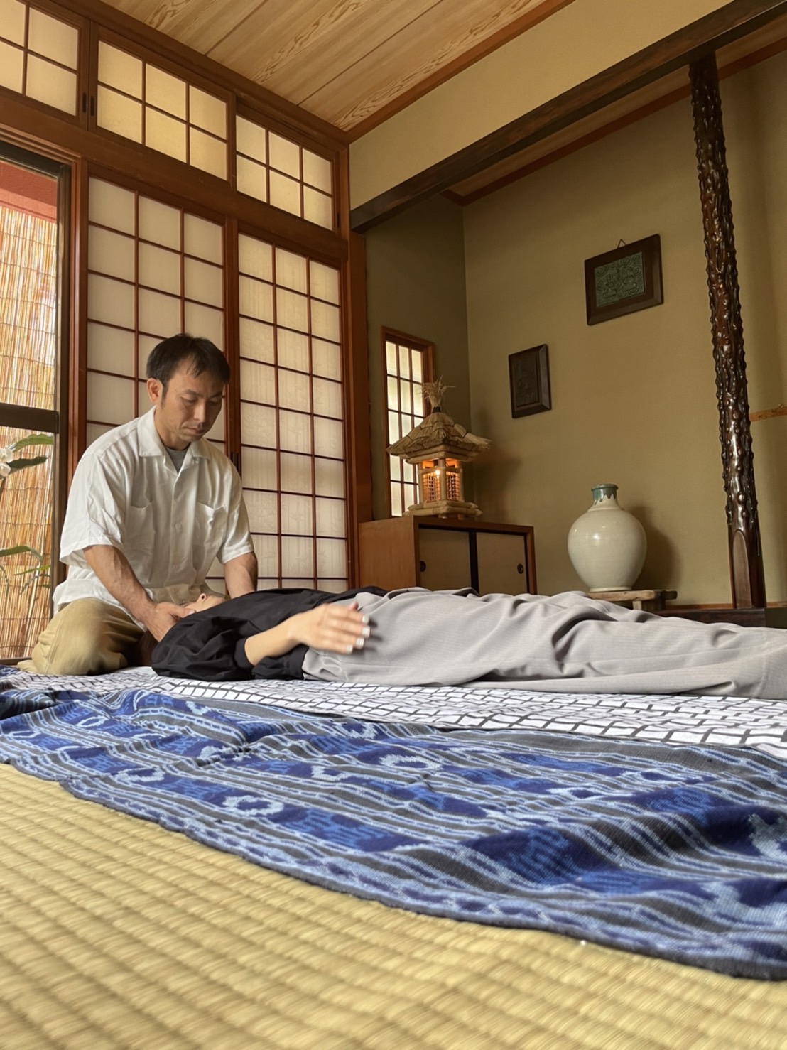 仰向けで首をおさえる時の型